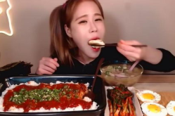 韩国健身小姐姐吃辣白菜,韩国健身小姐姐的美食与健身生活揭秘